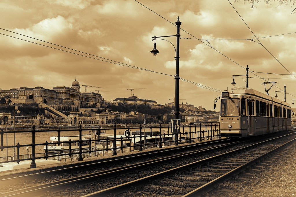 布达佩斯的旧式轻轨列车