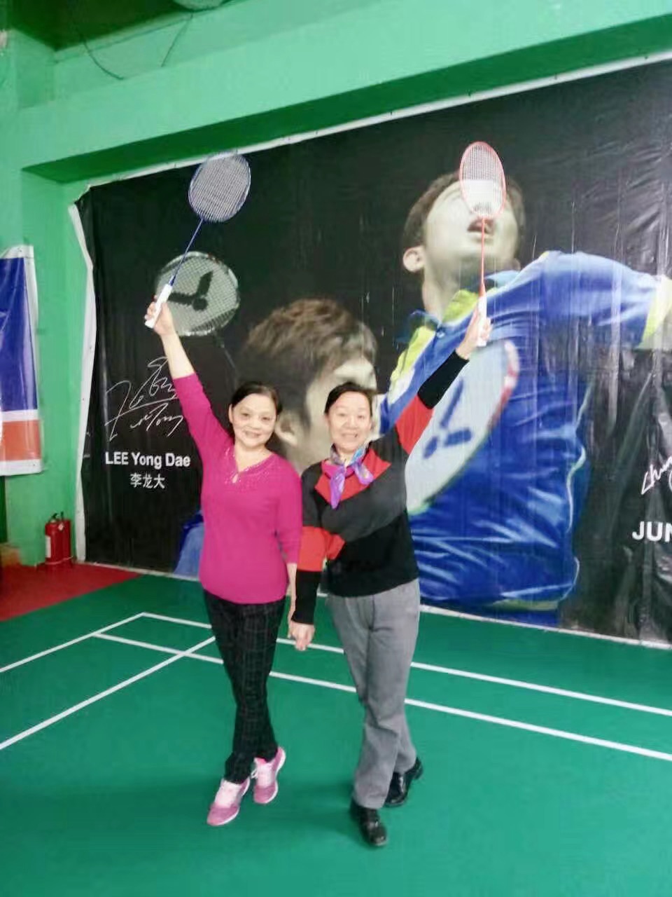 老娘再次获得小区羽毛球冠军