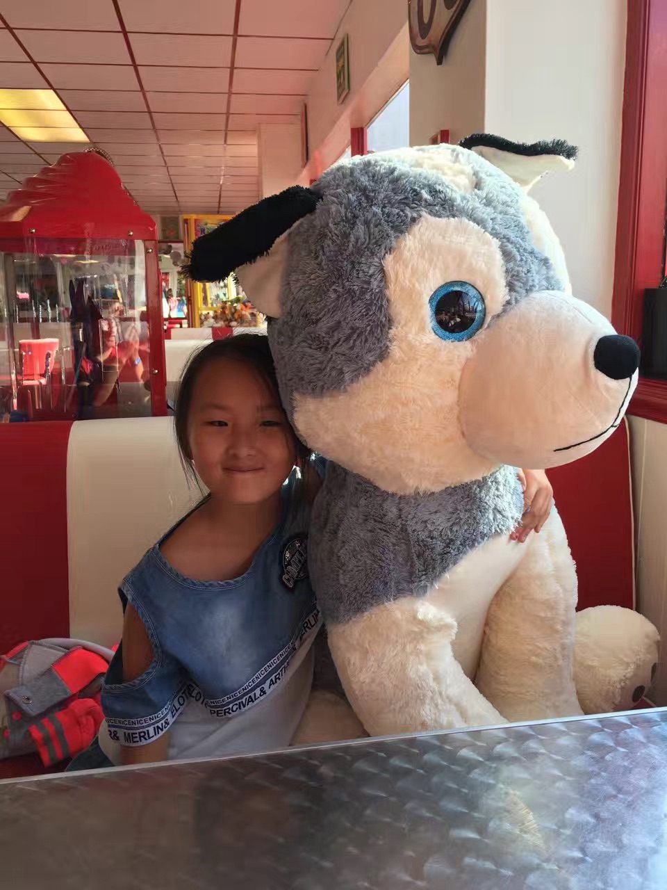 在游乐场赢了一个大娃娃